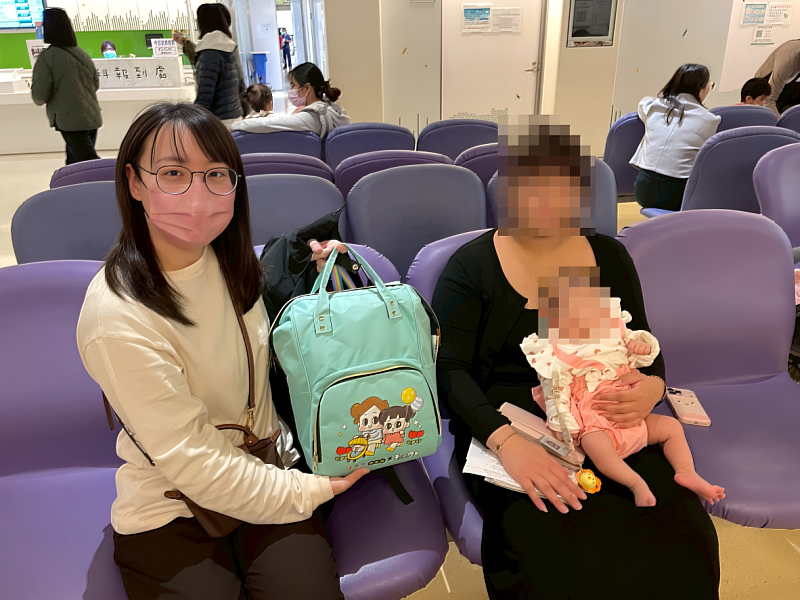 衛生局提供愛兒包關懷服務模擬示意。