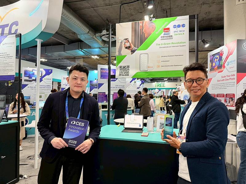 史詩科技總經理黃玉禮（右）與中保科技副總經理 張育豪（左）於CES 2026 Innovation Awards Showcase展區合影，G.Talk榮獲CES 2026創新獎肯定。