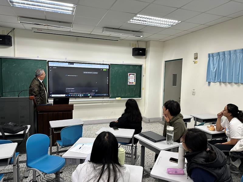 東華大學黃義峰老師分享如何使用AI工具製作課程計畫書的參考模板。