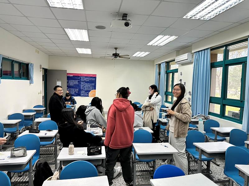 東華大學張凱程教授帶領幼兒園組同學幹部分工討論。