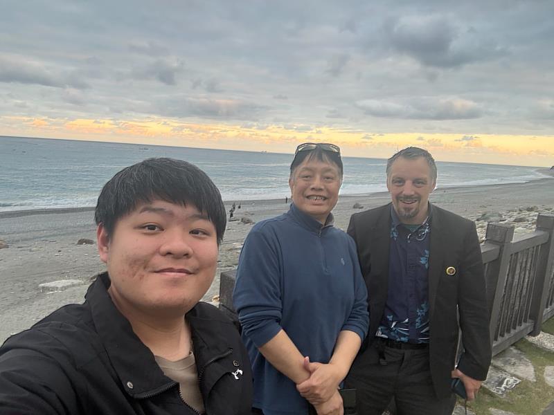 Tom Jones教授參訪七星潭風景區。