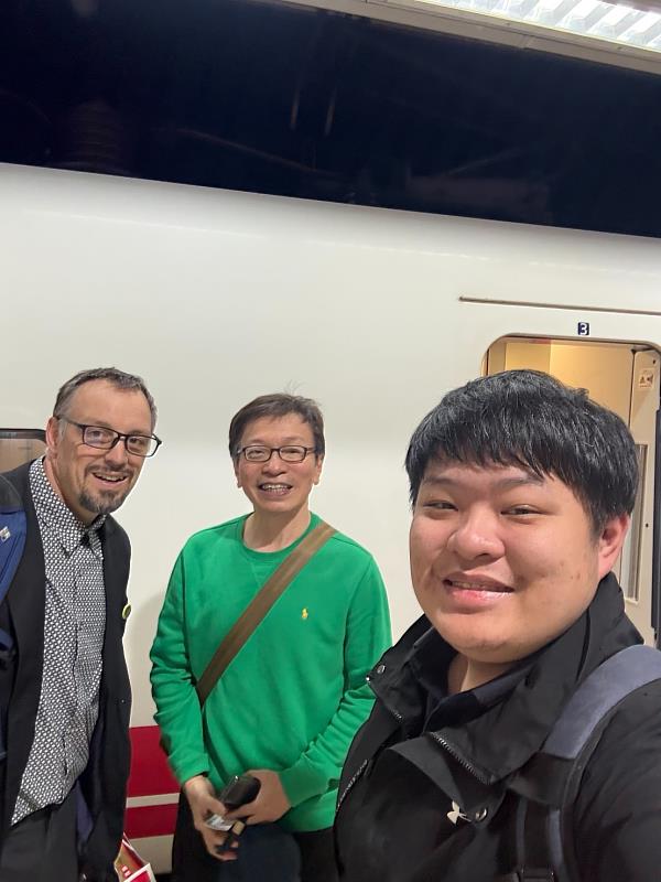 輔仁大學蘇哲仁學術特聘教授親自於臺北車站月台迎接Tom Jones教授。