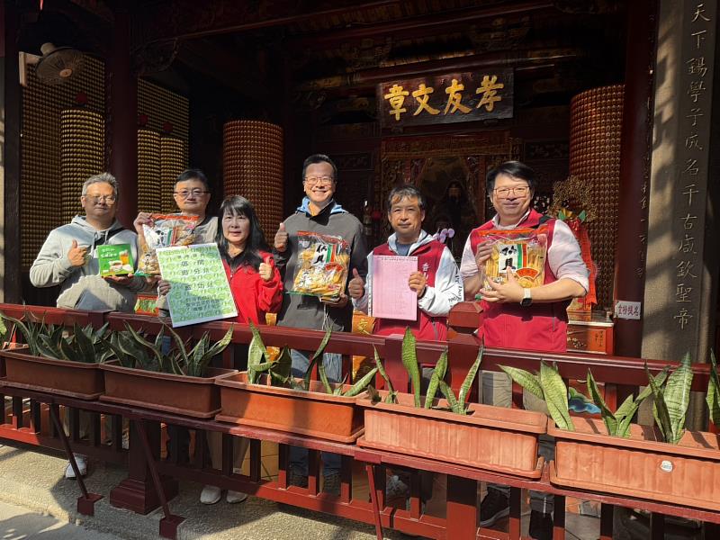 香山高中校長洪碧霜帶領家長會與行政團隊，辦理「學測高升、五路齊發」祈福參拜活動。
