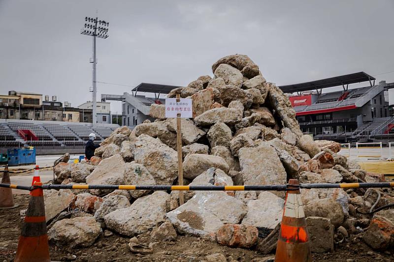 過去回填層中混雜大量不符合規範的混凝土塊、紅磚塊、鋼筋及其他營建廢棄物，明顯與原工程契約、設計圖說及施工規範不符。