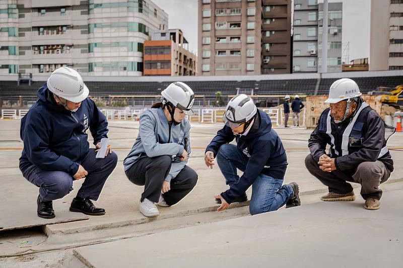 高虹安市長視察排水系統改善工程以及人工草皮鋪設等重點項目。