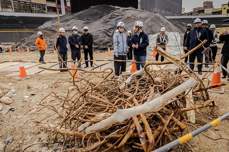 過去回填層中混雜大量不符合規範的混凝土塊、紅磚塊、鋼筋及其他營建廢棄物，明顯與原工程契約、設計圖說及施工規範不符。