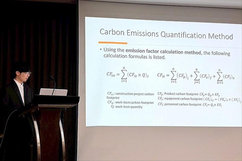 黃煒翔於ICCEPM 2025發表道路工程碳排評估研究，與全球學者交流，展現專業自信。