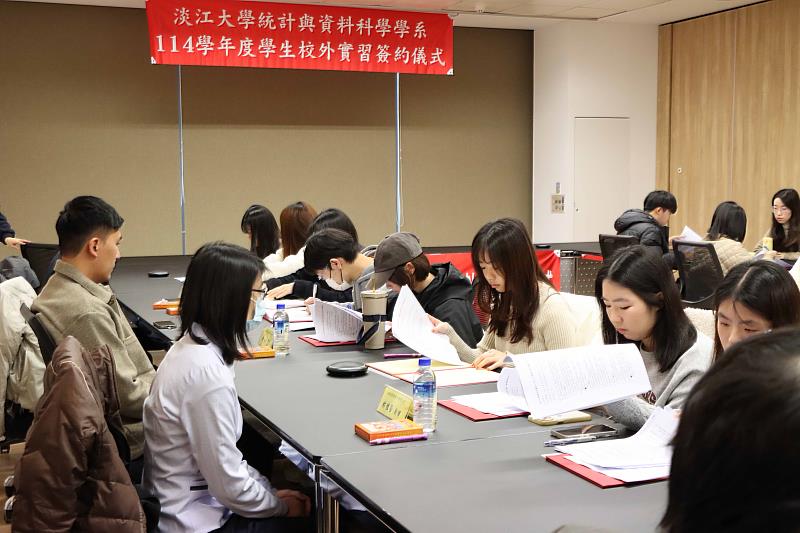 企業代表與實習學生簽署合約。（圖／淡江大學提供）