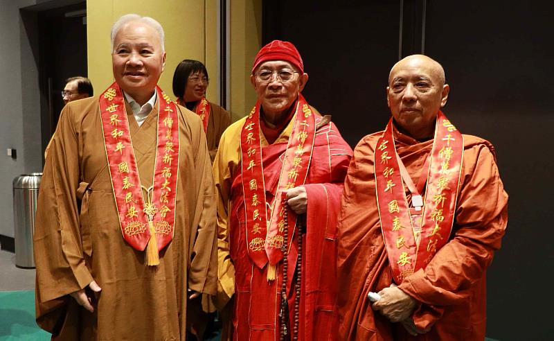 心道法師表示，此次法會持誦本師釋迦牟尼佛、藥師佛、阿彌陀佛名號，也稱念四大菩薩聖號，現場萬名善信加總念誦聖號將近1兆1千萬遍。（圖/靈鷲山佛教教團提供）