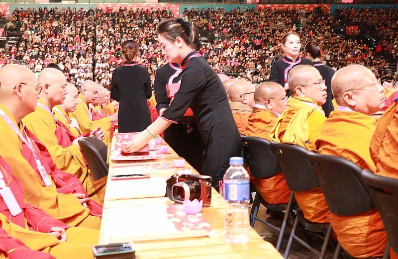 此次盛會匯聚來自世界各地的高僧與信眾，共同為社會安定、世界和平祈願。（圖/靈鷲山佛教教團提供）