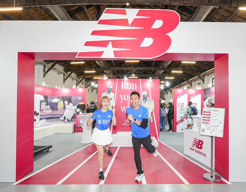 渣打臺北公益馬拉松「跑者備賽基地」結合多元運動相關品牌與體驗內容，全面升級跑者備賽體驗，New Balance也於現場提供全新跑鞋1080v15試跑體驗。