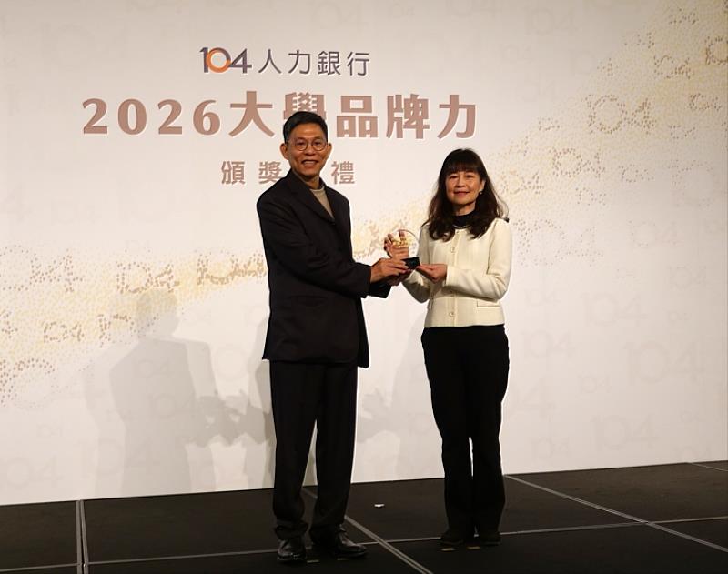 勤益研發長黃美玲教授（右）上台領獎。