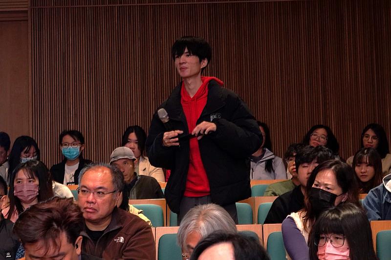現場學生提問踴躍，把握機會向諾貝爾得主Südhof請益。