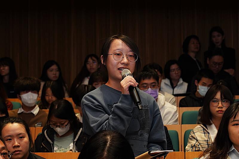 學生於QA時間向諾貝爾大師提問，展現高度求知慾。