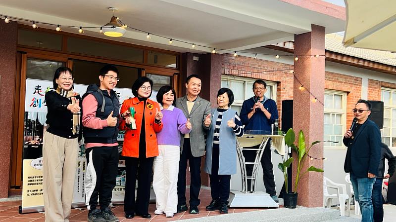 與雲林縣縣長分享《走在創生的路上》的喜悅，眾人於台前合影留念。