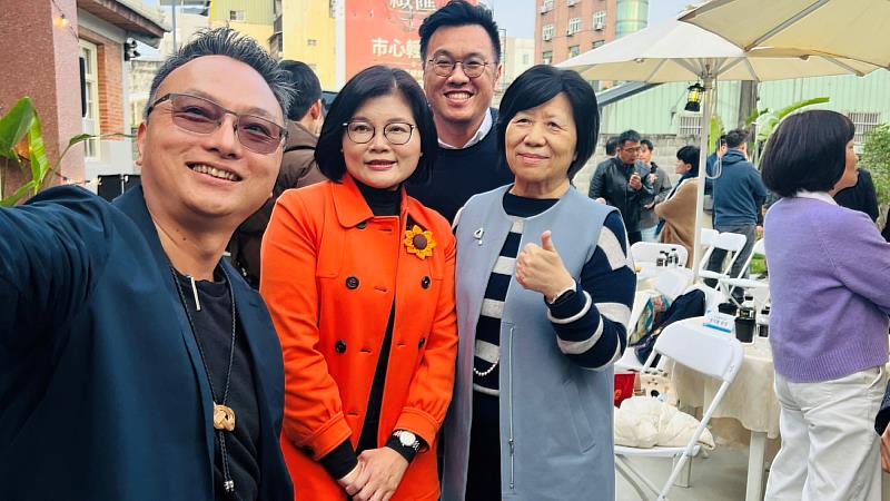 王志華老師、雲林縣張麗善縣長、王昭能老師、柯慧貞副校長，開心自拍，笑容燦爛並比出大大的讚。