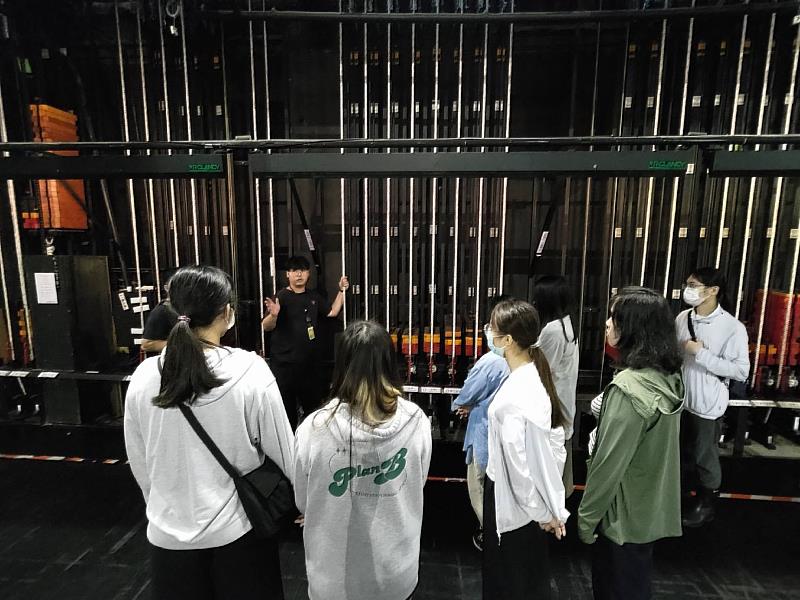 南華大學帶領學生參訪嘉義縣表演藝術中心，由專人介紹布幕及吊具系統手動重鐵平衡式吊桿操作方式。