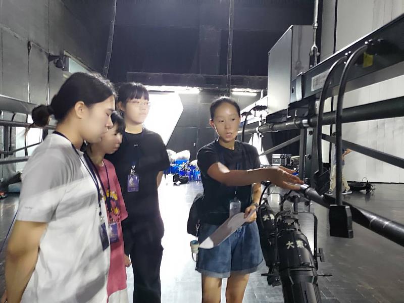 南華大學民音系執行「藝術舞台的未來掌舵人」職涯輔導計畫,開設實務課程,邀請業師吳伂姸指導燈光的配線及操作方式。