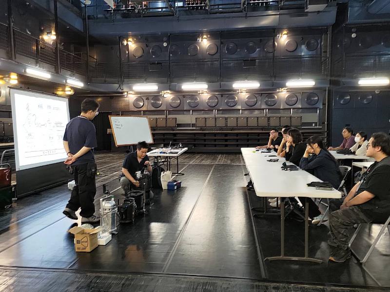 南華大學民音系執行「藝術舞台的未來掌舵人」職涯輔導計畫，鍾宜泰業師介紹劇場常用燈具。