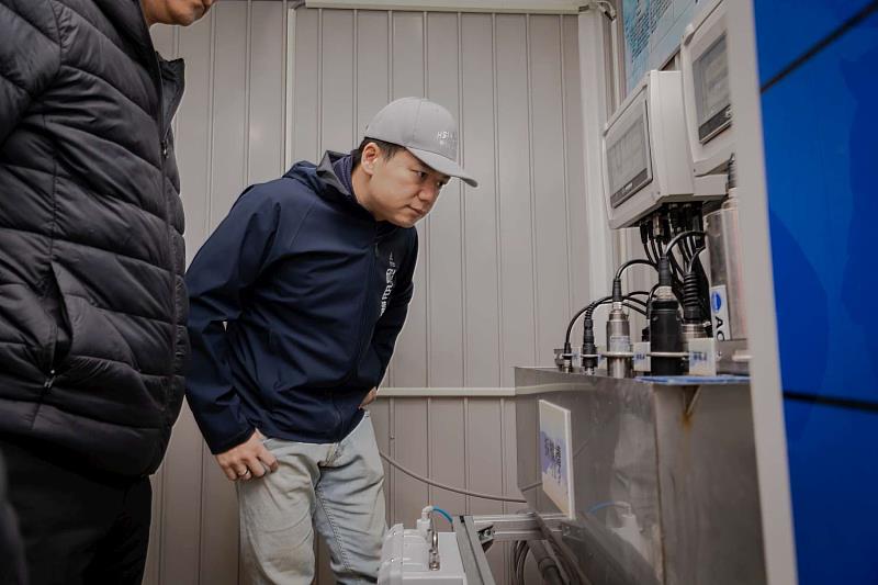 邱臣遠副市長視察監測站啟用情形。