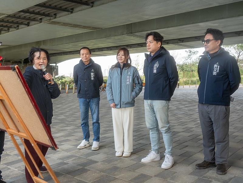 頭前溪左岸堤頂步道舊社段改善完工，副市長邱臣遠赴現場視察。