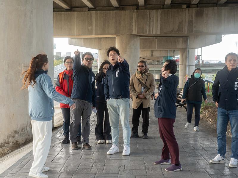 頭前溪左岸堤頂步道舊社段改善完工，副市長邱臣遠赴現場視察。