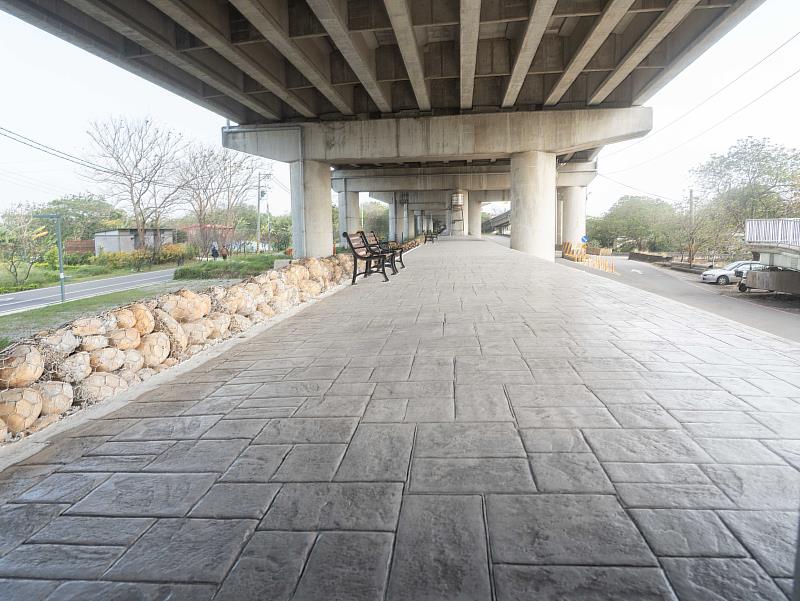 此次工程打造平坦防滑的步道表面，並兼顧美化環境的效果。