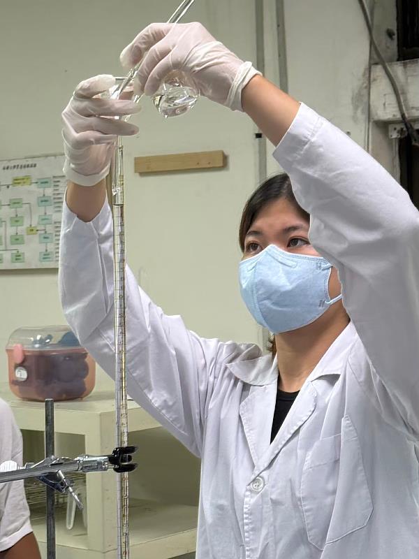 南華大學生技系推動國際證照輔導，開設「化學技術士丙級證照輔導班」。