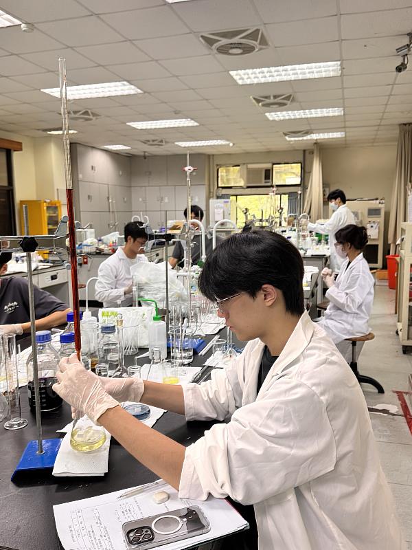 南華大學生技系推動國際證照輔導，開設「化學技術士丙級證照輔導班」，近9成通過率展現教學成效。