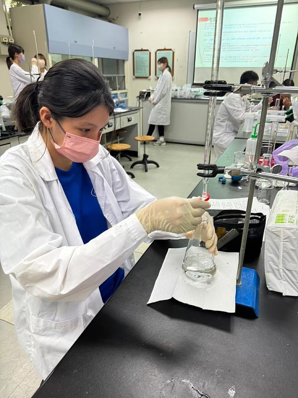 南華大學生技系推動國際證照輔導，開設「化學技術士丙級證照輔導班」。