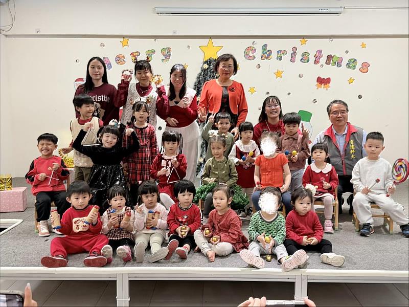 校長、主任秘書開心與廣秀森林幼兒園師生合影留念。