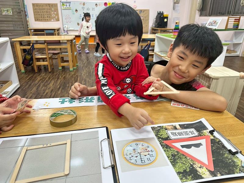 森林偵「形」社，哥哥陪同闖關。