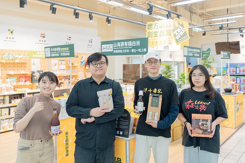 地方品牌走入賣場,透過面對面交流,讓民眾了解產品背後的土地故事與價值。