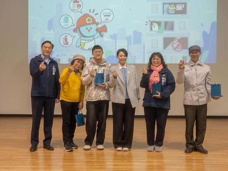 有獎徵答頒獎合照。