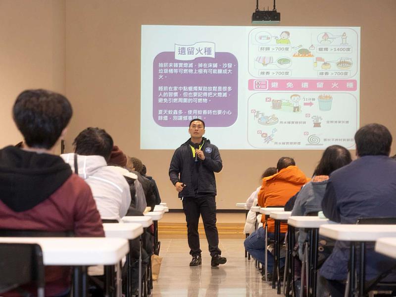 竹市消防局中山分隊小隊長黃家浤進行防災宣導。