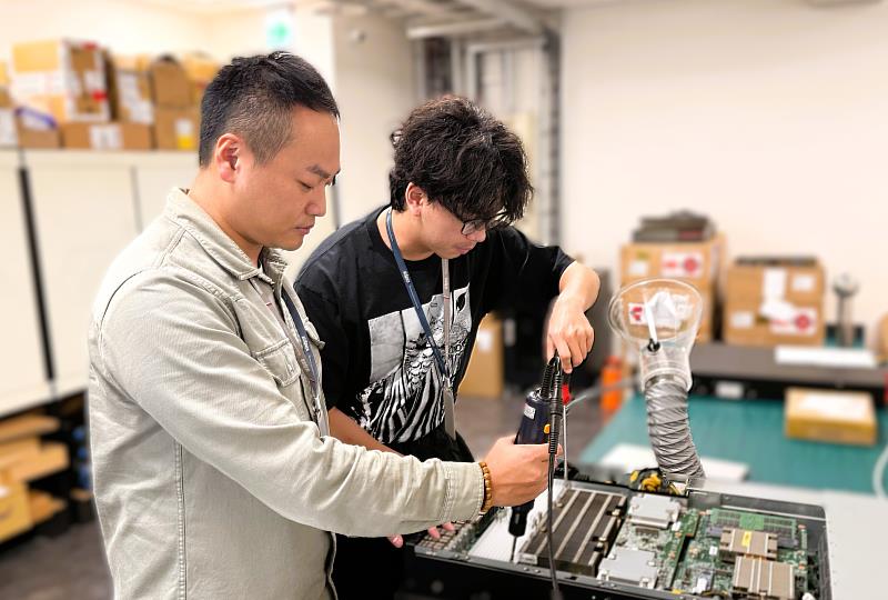 青年小馬（前）參加北分署「青年就業旗艦計畫」進入優達科技公司，在職場導師（後）指導進行銲接實務操作。