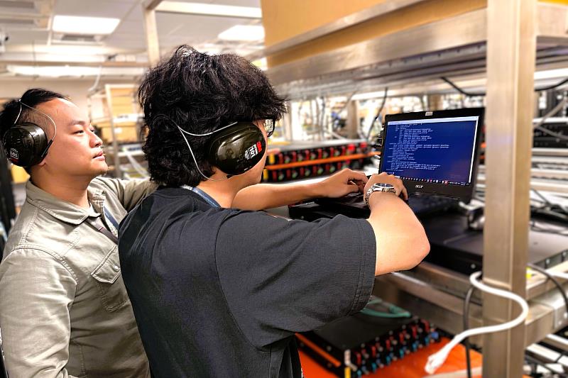 青年小馬（右）透過參加「青年就業旗艦計畫」進入優達科技公司，在職場導師（左）指導進行實務操作。