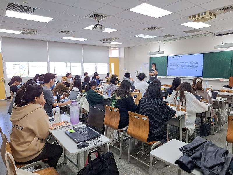 林創辦人向同學們分享台灣流行音樂產業的發展歷程與樣貌。