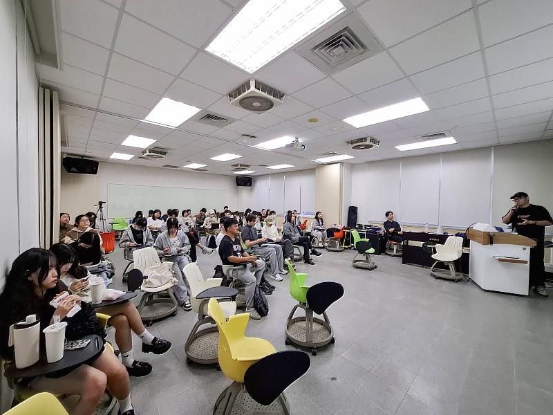 蕭策展人向同學們分享策展的經驗。