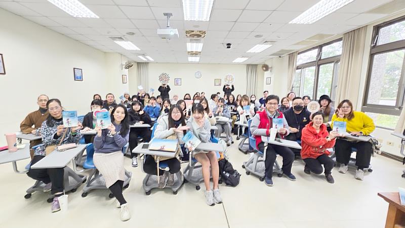 佛大心理系學生以自身療癒經驗出書，發表會吸引眾多師生與讀者到場參與，現場一同合影留下珍貴紀念。