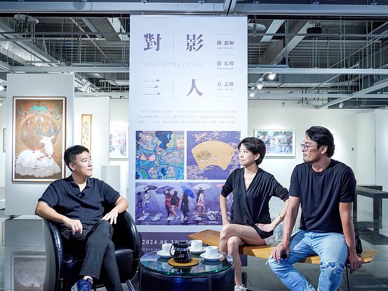 （2024年9月展出紀錄）陳盈如長期與鶯歌光點合作，曾於鶯歌光點聯展《對影三人》與藝術家薛宏瑋一同接受專訪，在「對話」中拆解創作脈絡，讓民俗符號與歷史記憶如何在畫面裡交疊、推擠，逐步浮現其作品獨特的文化張力。