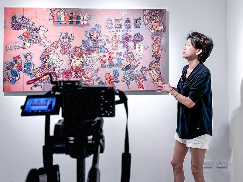 陳盈如在鏡頭前為鶯歌光點觀眾導覽作品，從人物與符碼的排列談到色彩與敘事的節奏，帶領觀者在看似繁複的畫面中找到線索，走進「混沌與秩序」交織的視覺場域。