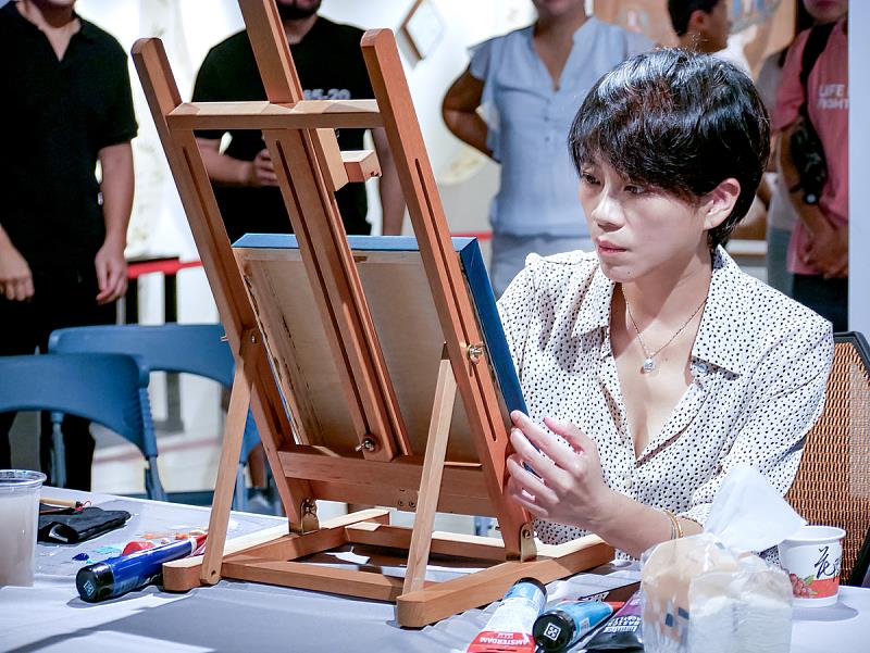 陳盈如於展覽活動中進行創作示範，與觀眾即席交流，把民俗語彙、生活記憶與當代觀察轉化為可被觀看的秩序，也讓作品不只被看見，更被理解、被參與。