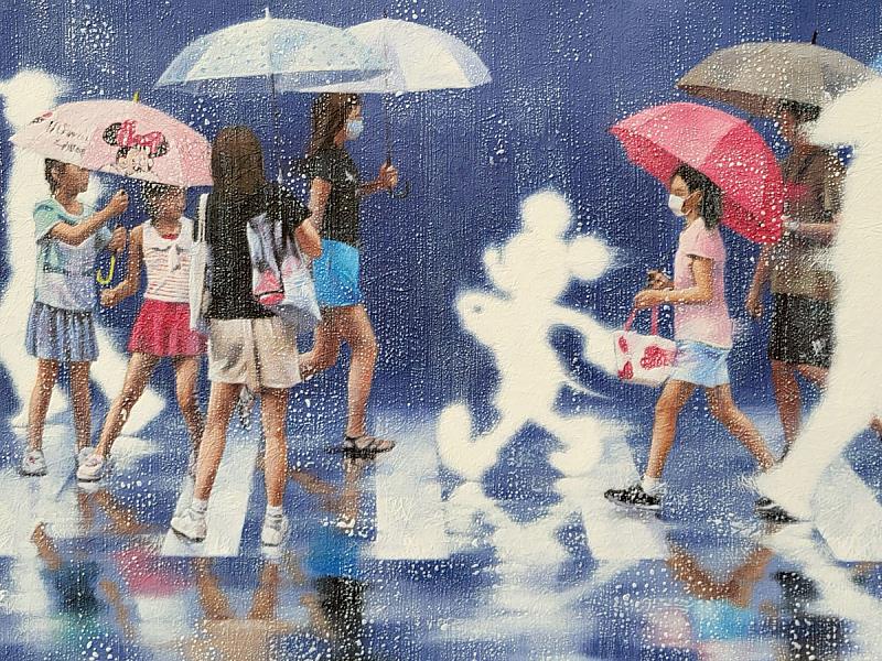 薛宏瑋作品局部：雨點像細針落在藍色光幕上，傘下人群的倒影被水面拉長，畫面中央一抹留白身影像「光」穿過城市，留下他擅長的溫柔凝視；更多細節將於ONE ART Taipei 2026鶯歌光點展區 現場揭曉。