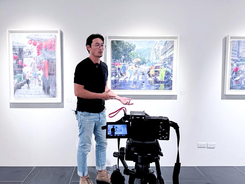 鶯歌光點展出紀錄照:2024年於鶯歌光點「對影三人」聯展期間,薛宏瑋在鏡頭前分享創作脈絡,從日常街景到雨天光影的層次堆疊,延續他與鶯歌光點長期合作、反覆對話的默契。