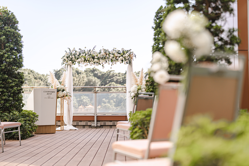 六福萬怡位於南港四鐵共構樞紐,並擁有城市山景證婚場地,結合Elite Concept一禮莊園花藝布置,打造五星級婚宴體驗。(圖/六福旅遊集團提供)