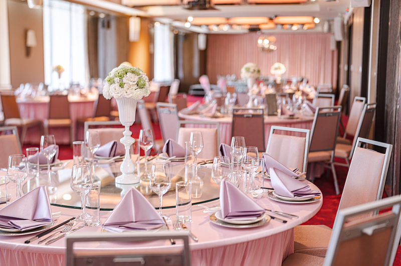 六福萬怡9樓宴會廳採無柱、落地玻璃設計,引光通透、空間開闊。(圖/六福旅遊集團提供)