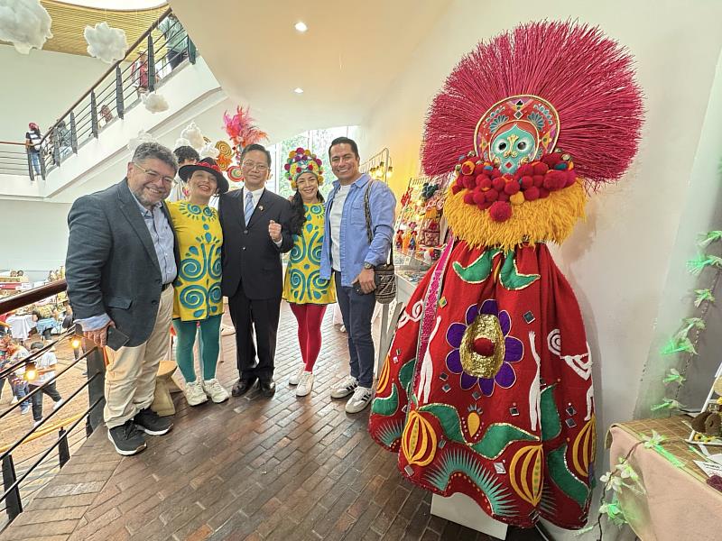 朱盛鴻代表與參與「黑人與白人嘉年華」手工藝品展的工藝家合影。
