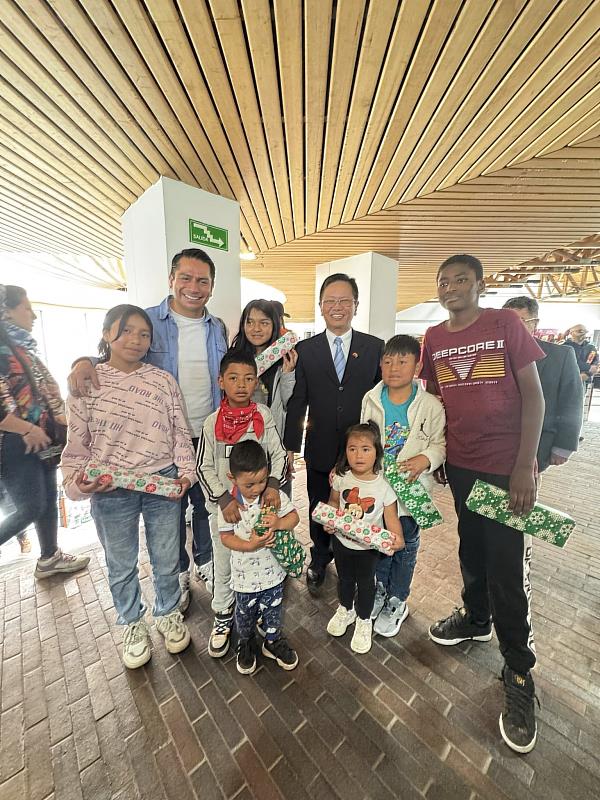 朱盛鴻與眾議員維利柯（Erick Velasco）於歷史文化場域「塔米南戈古宅（Casona Taminango）」進行社會捐贈行動。