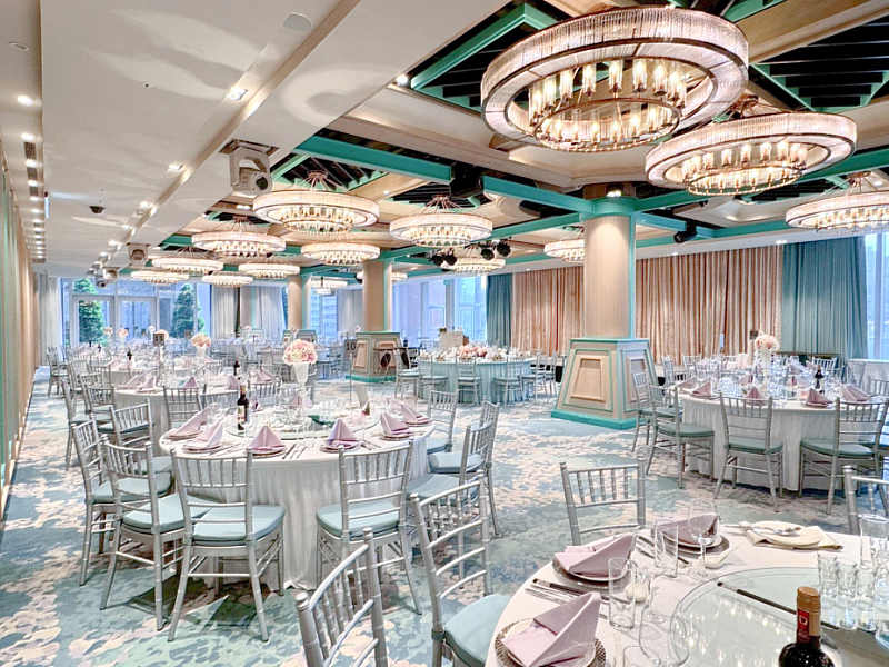 六福萬怡酒店超新星廳可容納25桌,以水藍色絨質地毯搭配奶茶色牆面。(圖/六福旅遊集團提供)